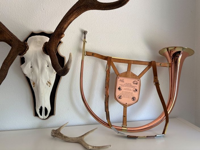 Trophäe des Suchensiegs der Brackenprüfung im Hochspessart Dr. Benno Nothelfer mit Arco vom Butzhaustobel