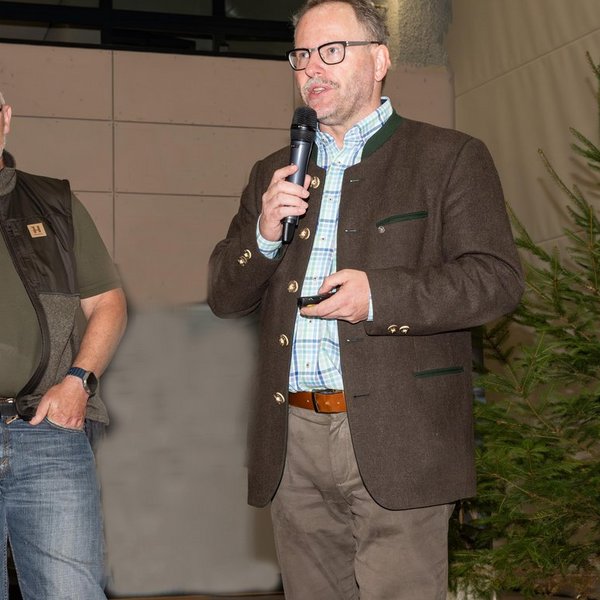 KJM Peter Lutz gratuliert Dr. Benno Nothelfer zum Suchensieg der Brackenprüfung im Hochspessart